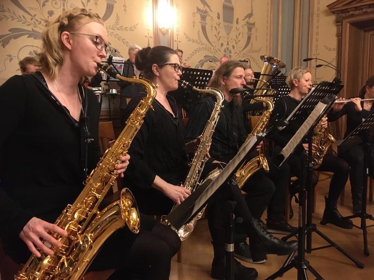 Kansalaisopiston Orkesteri Puhallinhäiriö esiintymässä konsertissa. Kuvassa pääasiassa saksofonisteja.
