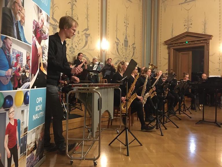 Kuopion kansalaisopiston Orkesteri Puhallinhäiriö esiintymässä. Kuvassa soittimina mm. metallofoni, saksofoneja ja muita puhaltimia.
