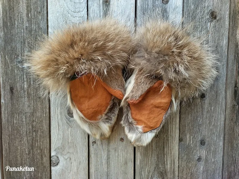 Hirvenkorvista ja peurannahasta valmistetut rukkaset